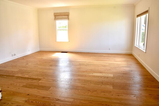 Building Photo - Beautiful spacious Home