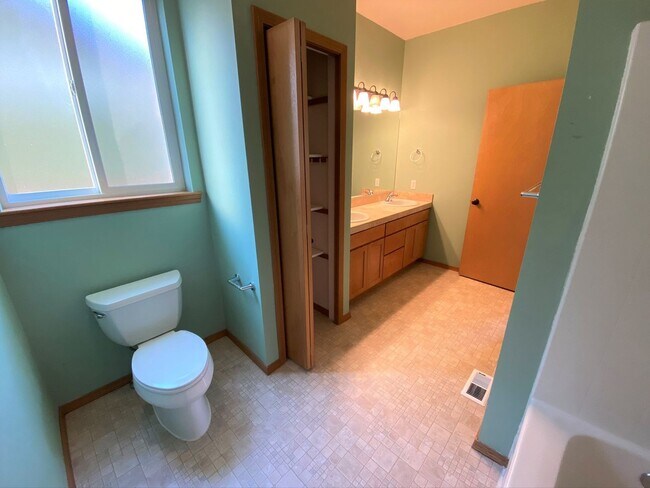 Building Photo - Large 3 Bed Home with Office, Fenced Yard,...