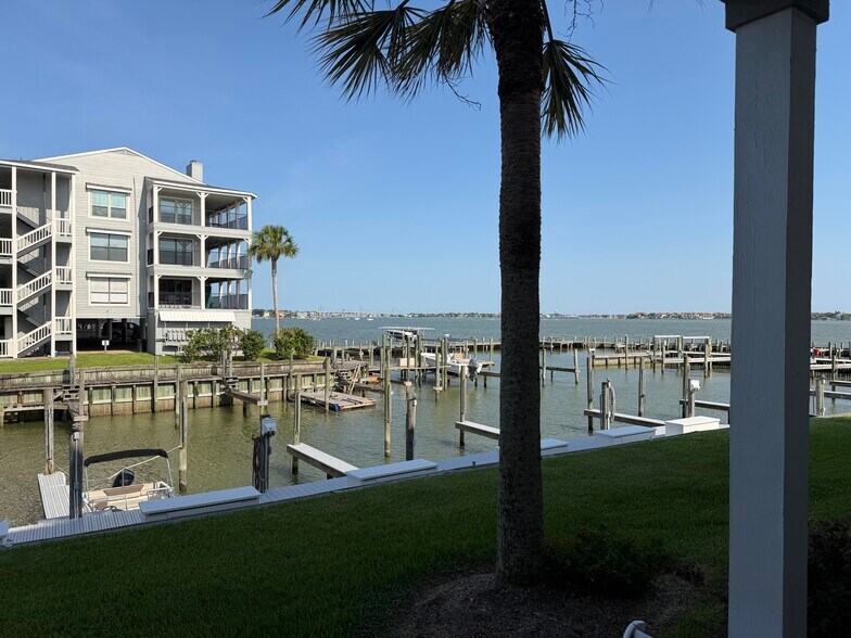 Building Photo - 104 Yacht Club Ln