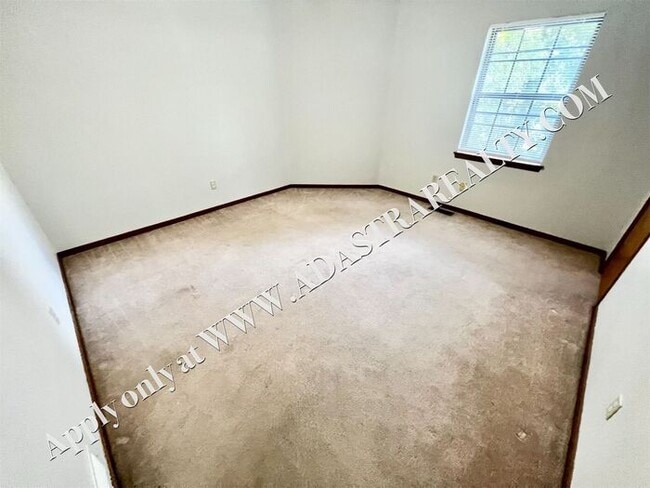 Building Photo - Spacious Duplex in Lee's Summit-Available ...