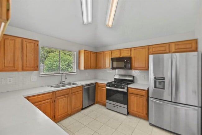 Building Photo - 2035 Woodhue Dr