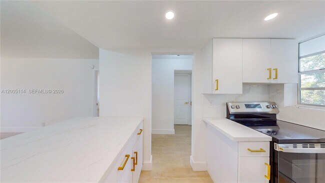 Building Photo - 1333 E Hallandale Beach Blvd