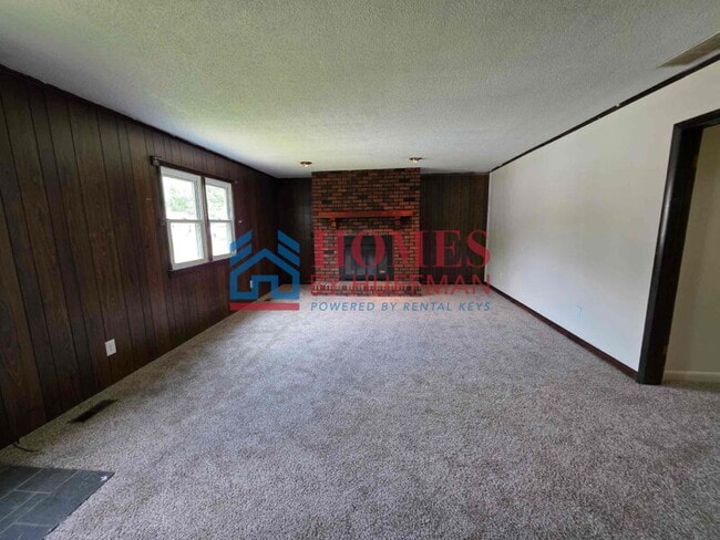 Building Photo - Two Bedroom House | Detached Garage