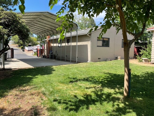 Building Photo - Charming & Unique Fair Oaks Home with Deta...