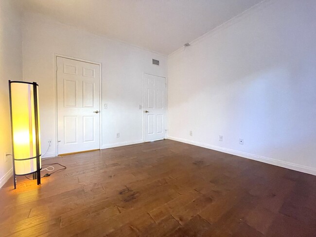 Building Photo - Spacious & Pet-Friendly 2-Bed Condo with P...