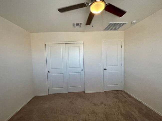 Building Photo - Spacious New-Build Family Home!
