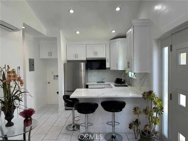 Building Photo - 7013 Bellaire