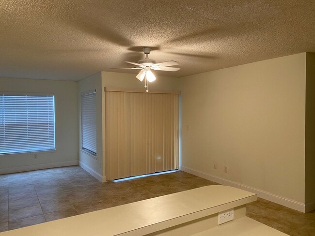 Building Photo - Lush Tropical Condo in North Naples