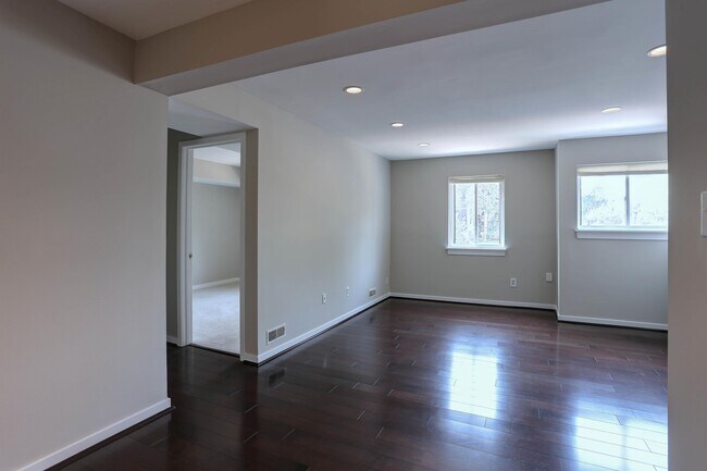 Building Photo - 8906 Battery Pl