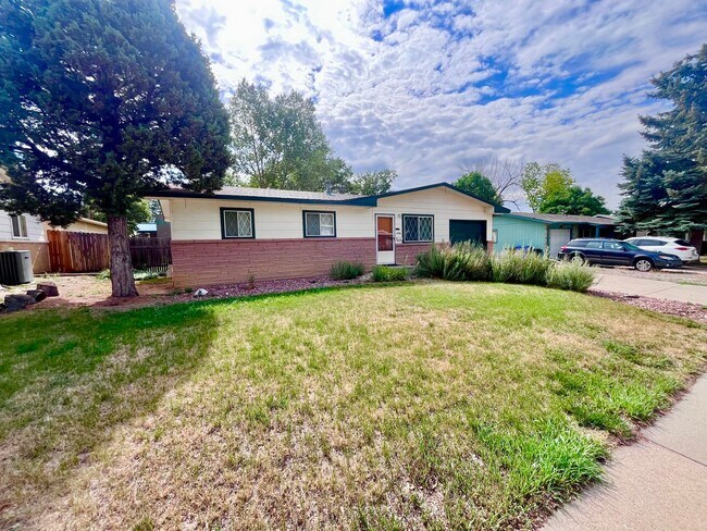 Building Photo - Charming 2 Bedroom, 1 Bath Ranch Home with 2 Car Garage in Southwest Loveland!