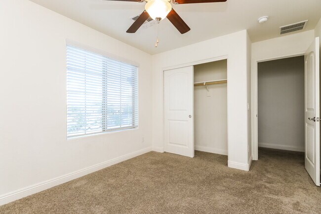 Building Photo - 5535 E June St