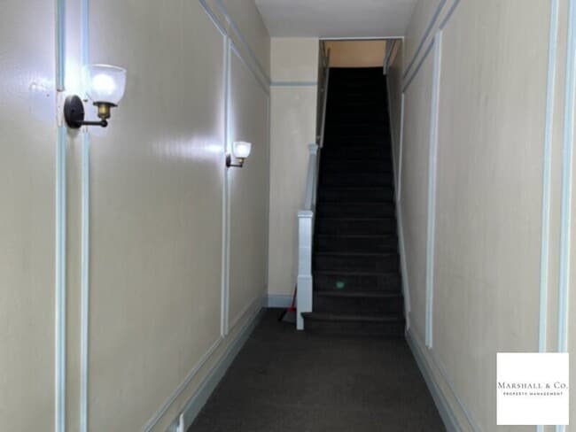 Building Photo - Charming + Spacious 2 BR/ 1 BA IN INNER RI...