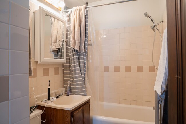 Building Photo - Ravenswood - 1 Bedroom / 1 Bath - Heat Inc...