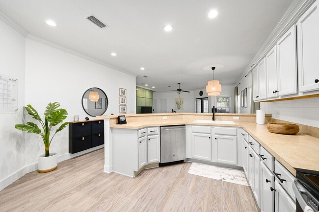 Building Photo - Optimal Location in Northwest Gainesville: South Point Neighborhood Living