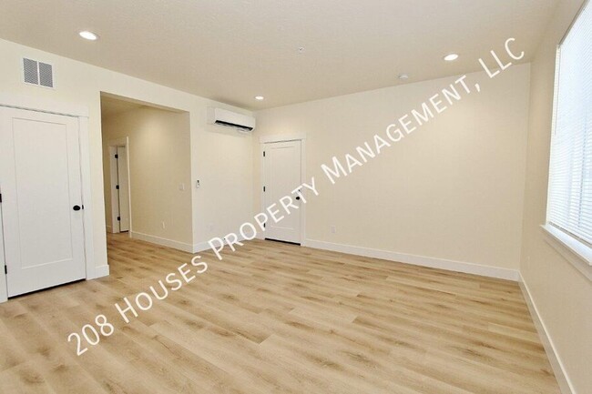 Building Photo - Immaculate Main-Level Apartment *75% Off F...