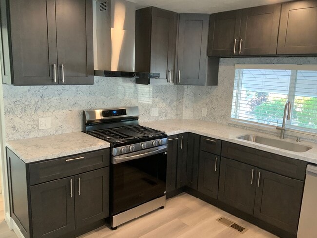 Building Photo - Beautifully remodeled 3 bedroom 2 bath Pin...