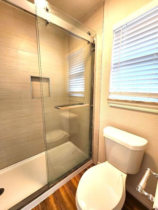 Building Photo - 4 Bed 2.5 Bath 2 Car Garage in Camelot Addition NW OKC