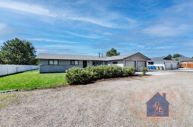 Building Photo - 2443 S Five Mile Rd