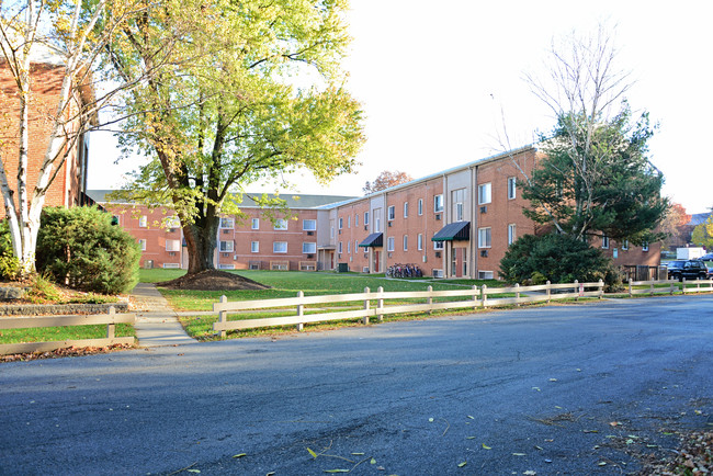 Primary Photo - Sutton Court Apartments