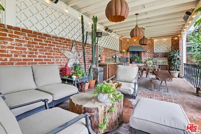 Building Photo - 516 S Rimpau Blvd