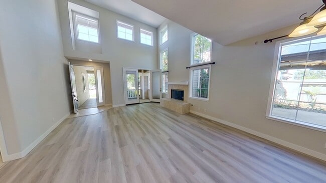 Building Photo - Spectacular and Spacious 4 Bed / 3 Bath Sa...