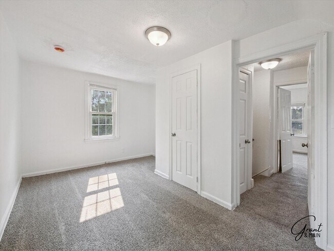 Building Photo - $1200 3 bedroom bungalow
