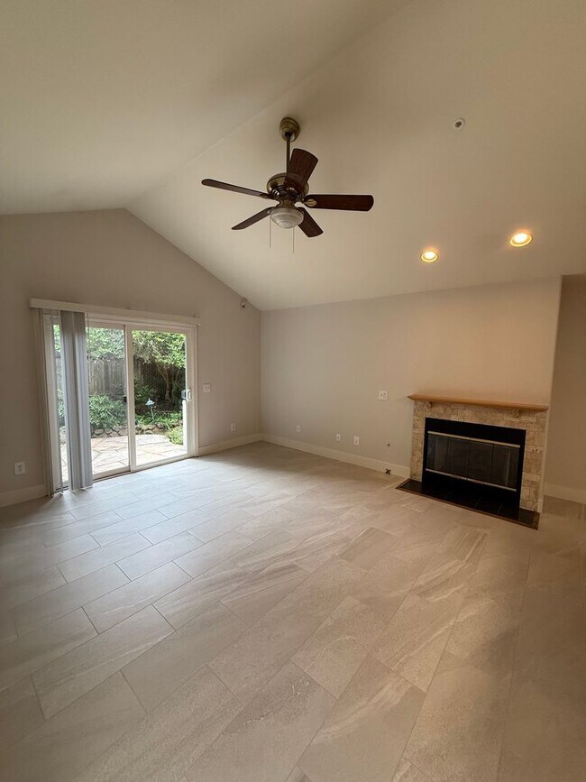 Building Photo - Large Single Level 4 Bedroom 2 Bathroom Home located in Northeast Rohnert Park