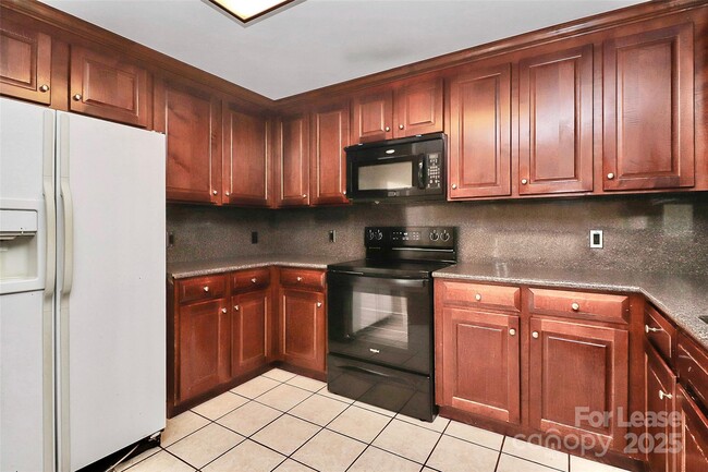 Building Photo - 1005 Rainbow Dr