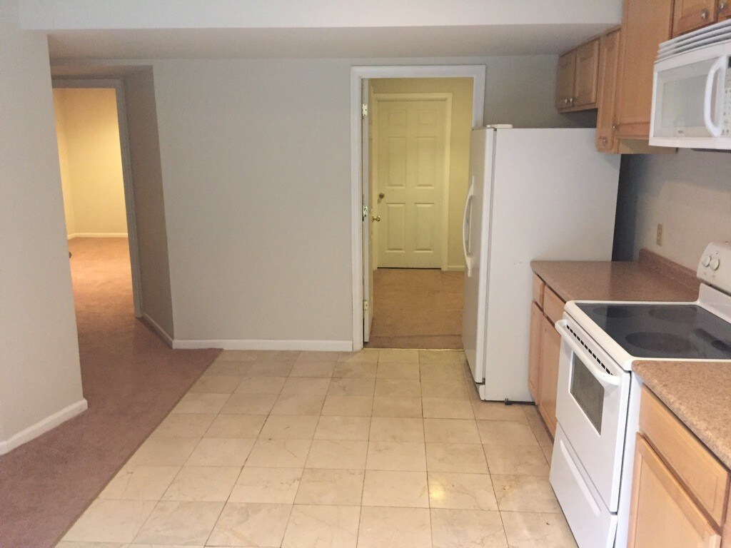 Kitchen 1F - 4300 Stablemere Ct