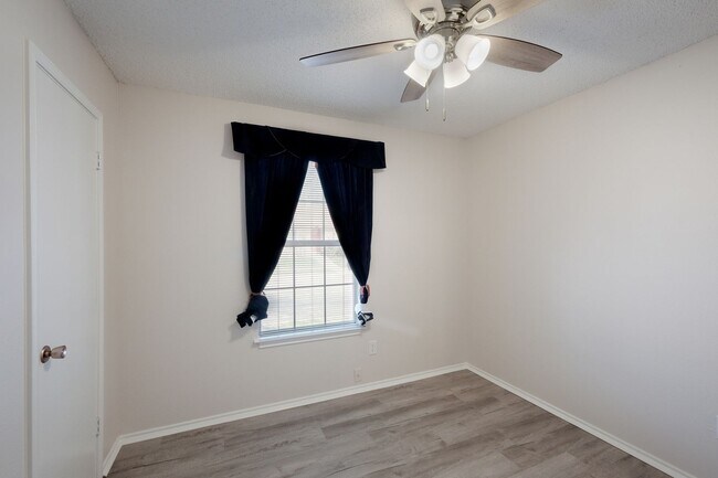 Building Photo - 629 Fern Meadow Dr