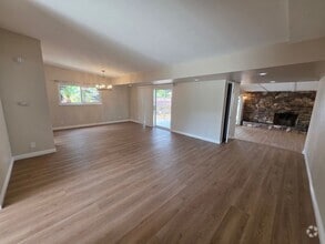 Building Photo - SPACIOUS 2BD/2BA WITH GARGE, LAUNDRY AND F...