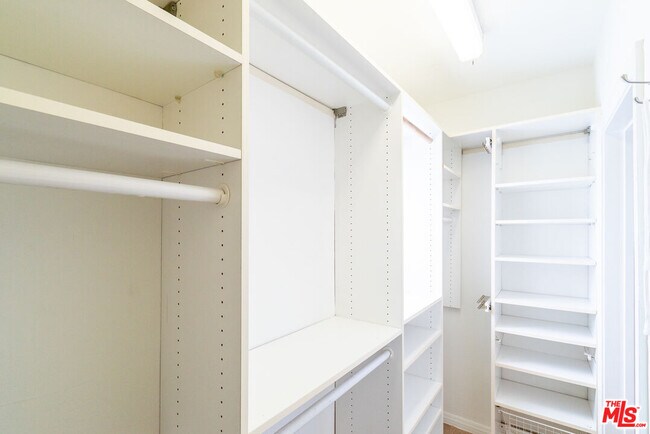 Building Photo - 441 S Bedford Dr
