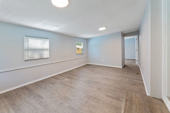 Building Photo - 112 Queenswood Dr