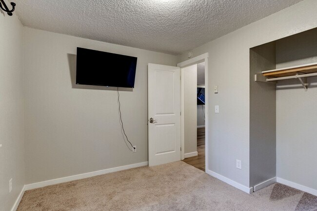 Building Photo - 2 Bedroom Ground Floor Condo