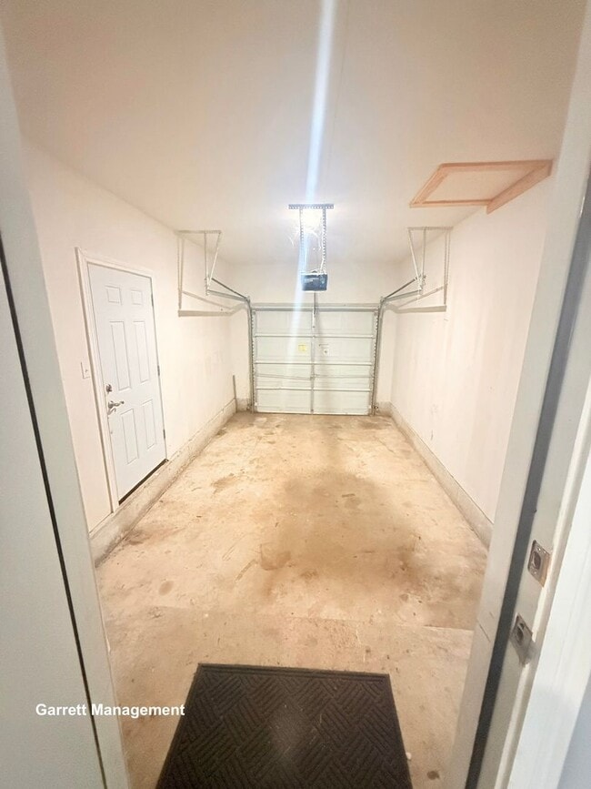 Building Photo - Spacious 5 Bedroom, 3 bath