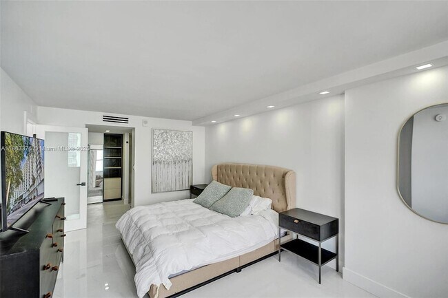 Building Photo - 6039 Collins Ave