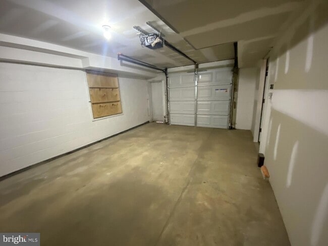 Building Photo - 106 S Walnut St