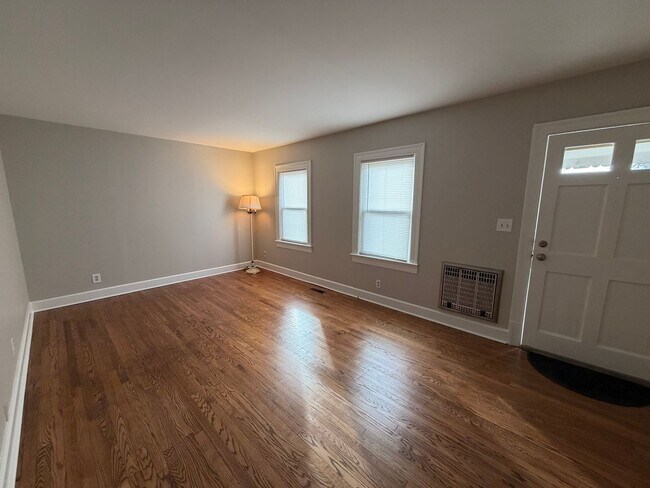 Building Photo - Charming 3 Bed 1 Bath Home Minutes From MTSU