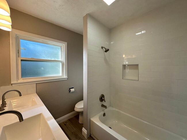 Building Photo - Remodeled Gem in Desirable Neighborhood