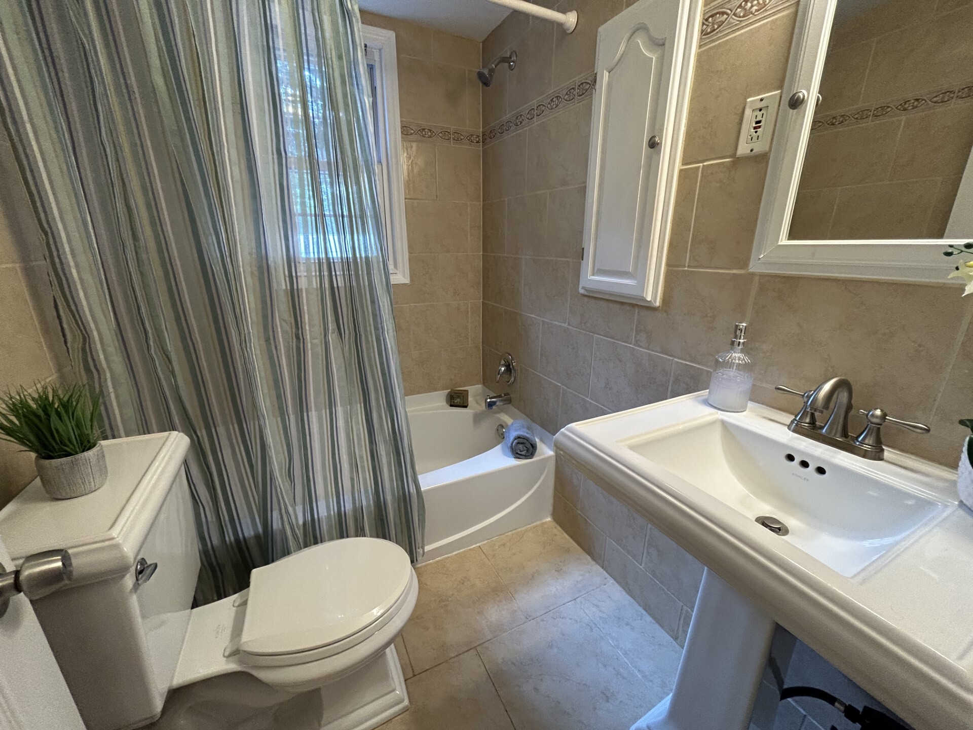 Hall bath - 327 N Orange St
