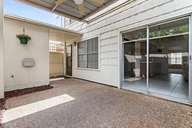 Building Photo - 5960 Townhouse Ln