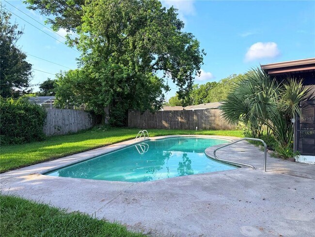Building Photo - 912 Carvell Dr