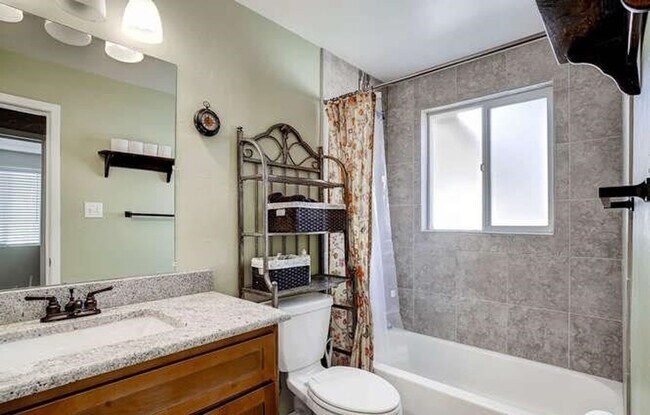 Building Photo - Fabulous 3 Bed (+ 1 non conforming) / 2 bath SFH in the Montclair Neighborhood