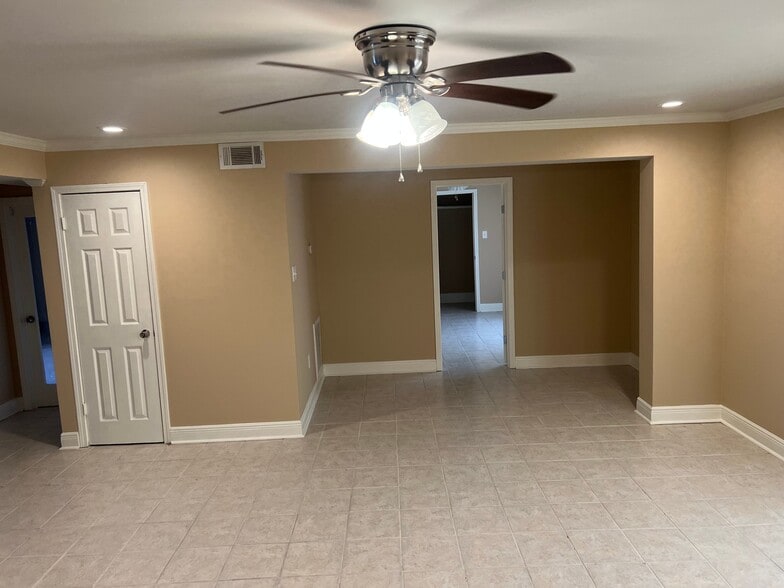 Building Photo - 5560 Maple Ridge Dr