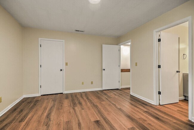 Building Photo - 501 Manor Dr