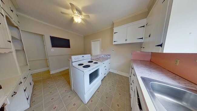 Building Photo - Spacious 2-Bedroom First Floor Apartment