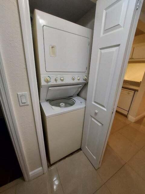 Building Photo - 201 Foxtail Dr