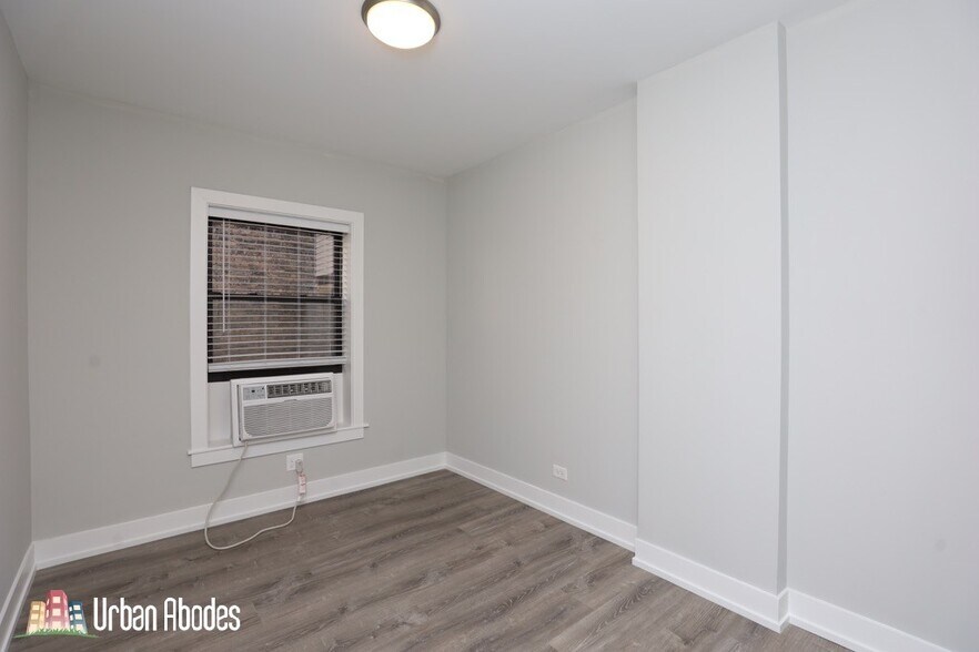 Building Photo - 711 W Brompton Ave