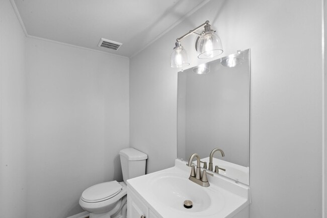 Building Photo - Renovated Hilltop Village Townhouse-Available 5/15/26