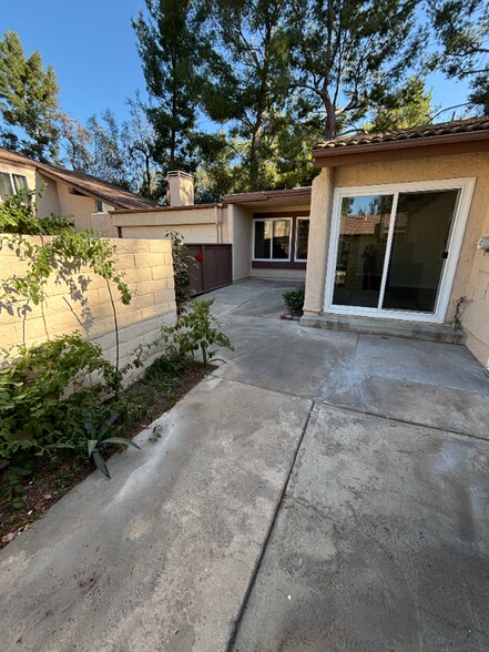 Building Photo - 322 S Vista Del Canon